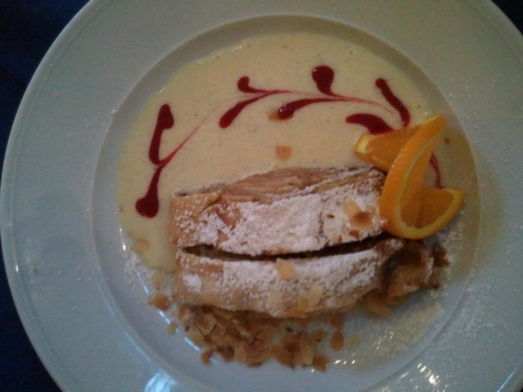 L&ouml;wenbr&auml;ukeller: Our very first strudel in Munich the day we arrived. Very good!