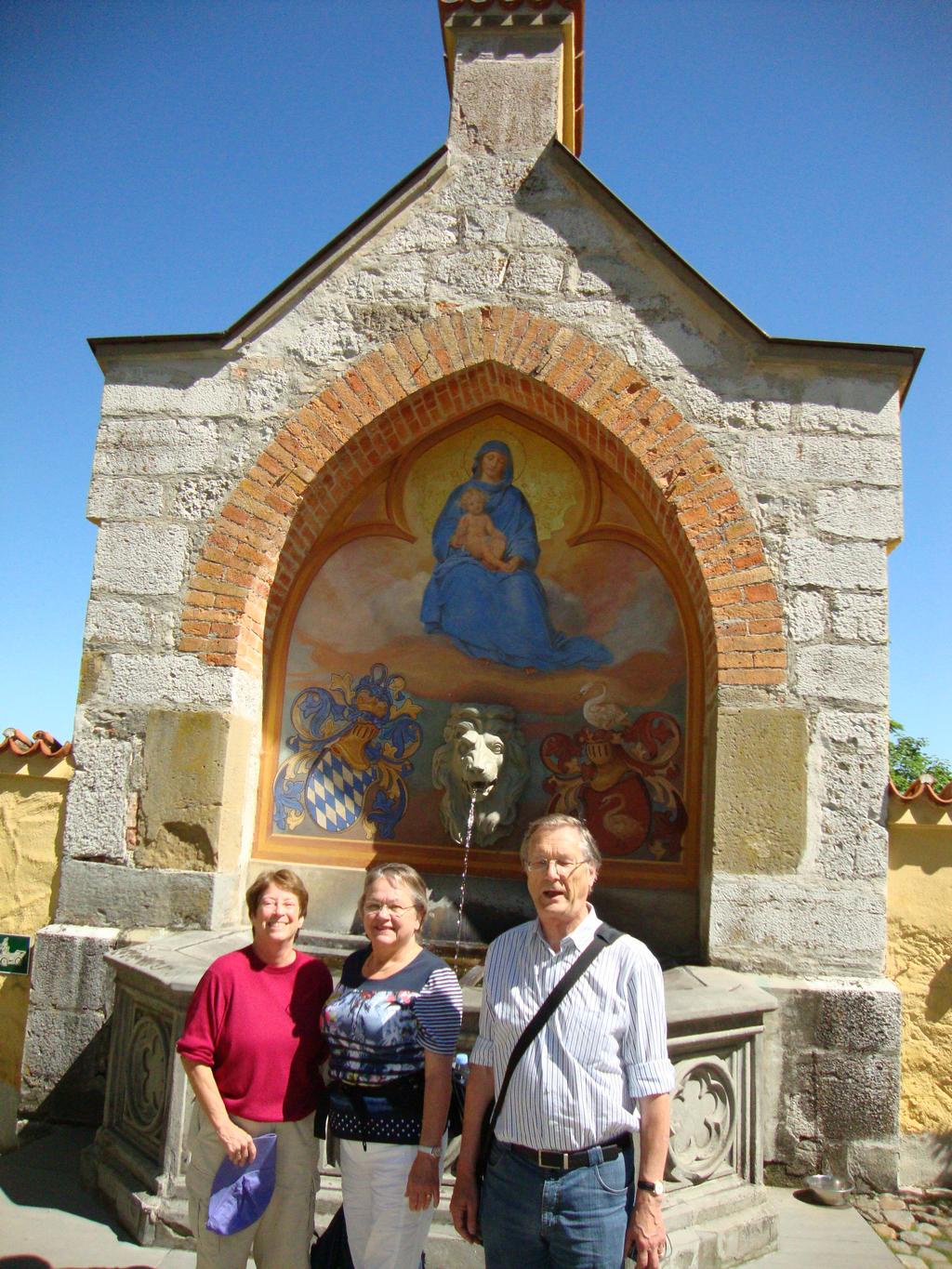 Helen, Lettie, and Roelof admiring the courtyard artwork.