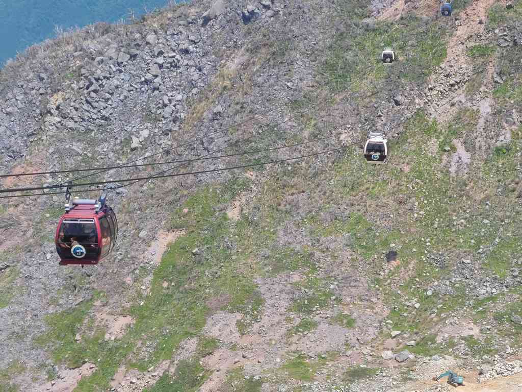 Cable cars soaring across the Owakudani valley.