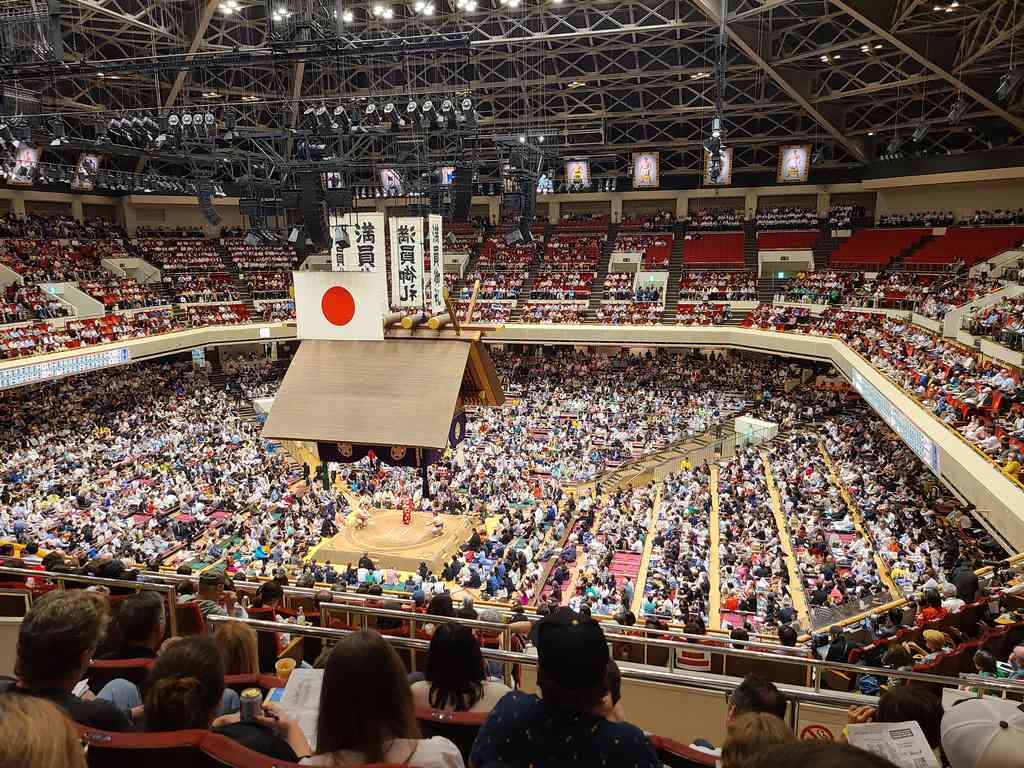 The arena is now absolutely packed to the rafters! The explosive top-tier matches are about to begin!
